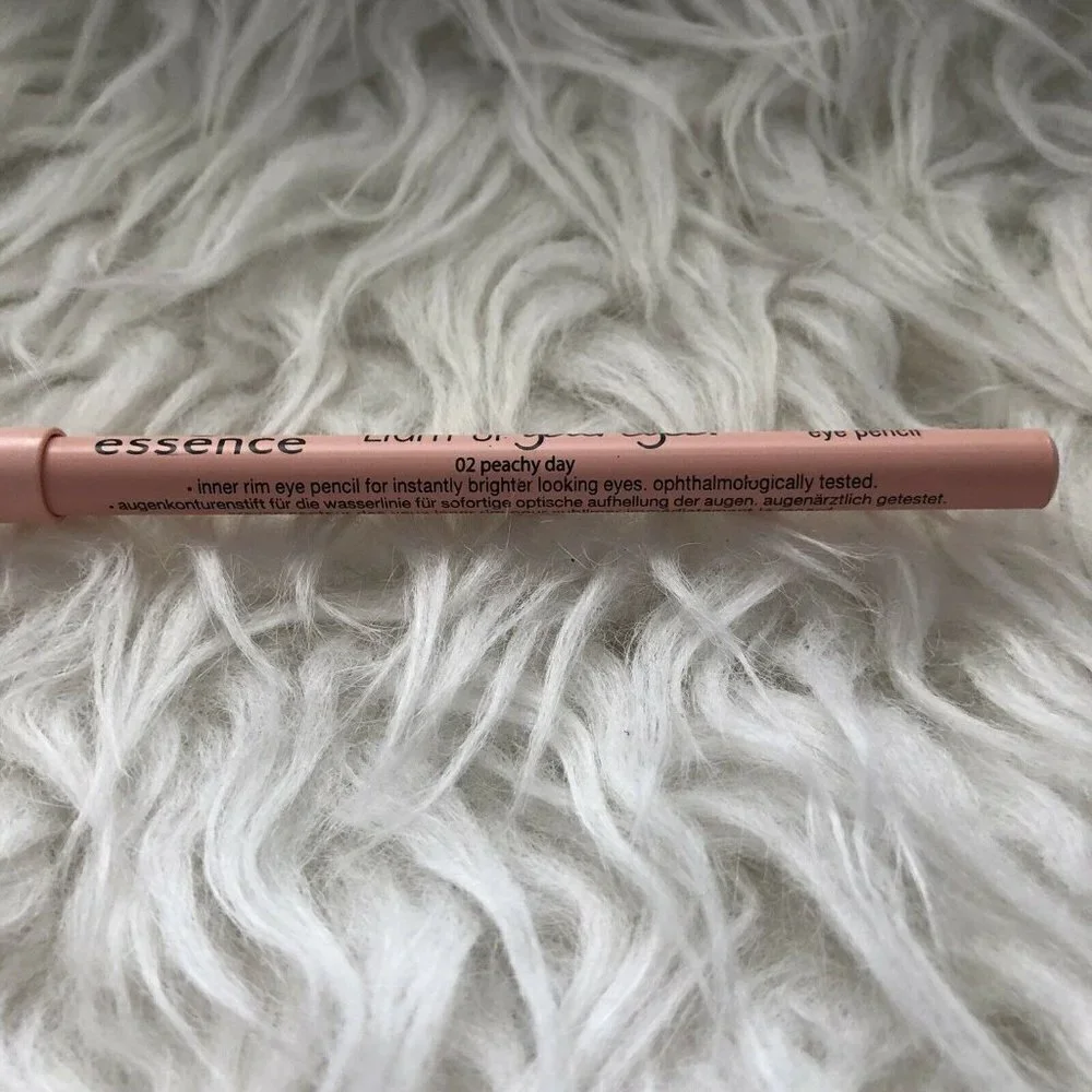 ESSENCE Light up your eyes! Inner Rim Eye Pencil Shade 02 Peachy Day